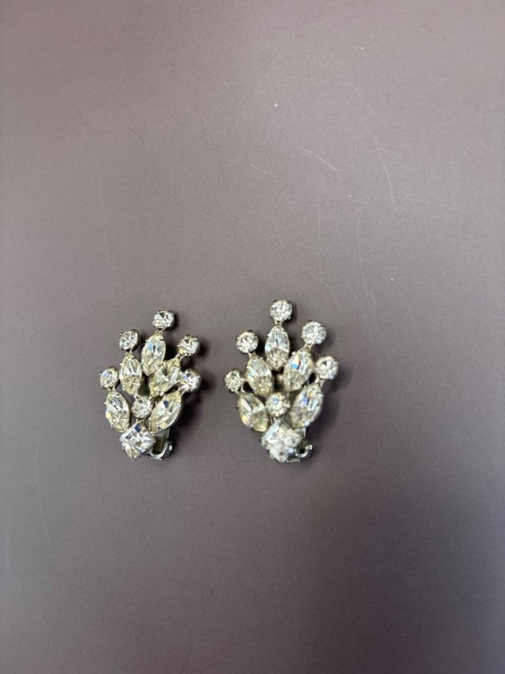 Weiss Vintage 1950's Silver Tone Cluster Rhinestone Clip On Earrings - Picture 2 of 6
